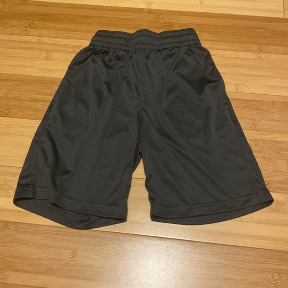 💙 Lot of 5 pairs of boys shorts - Picture 3 of 6